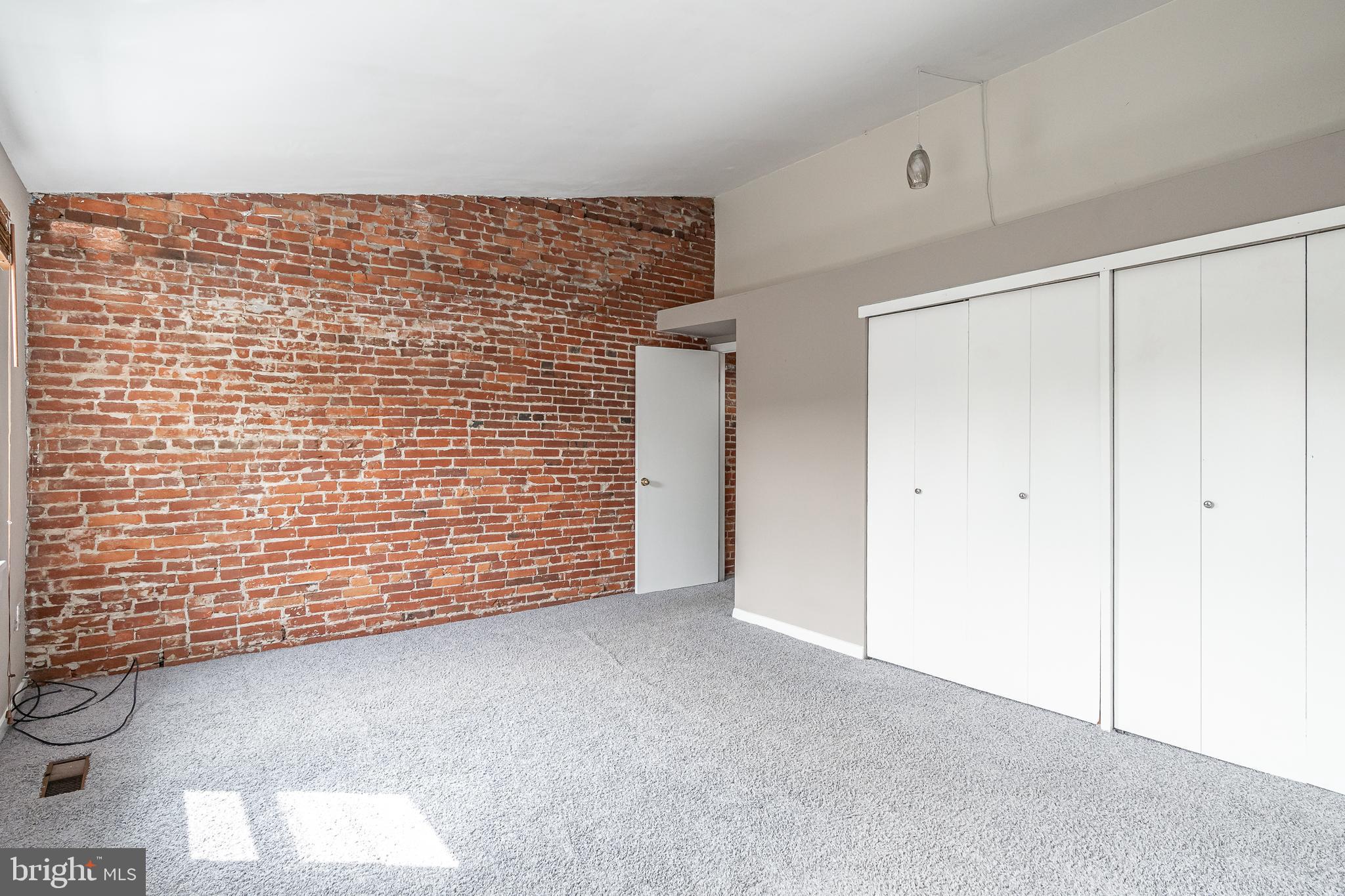 QUEEN VILLAGE - Residential