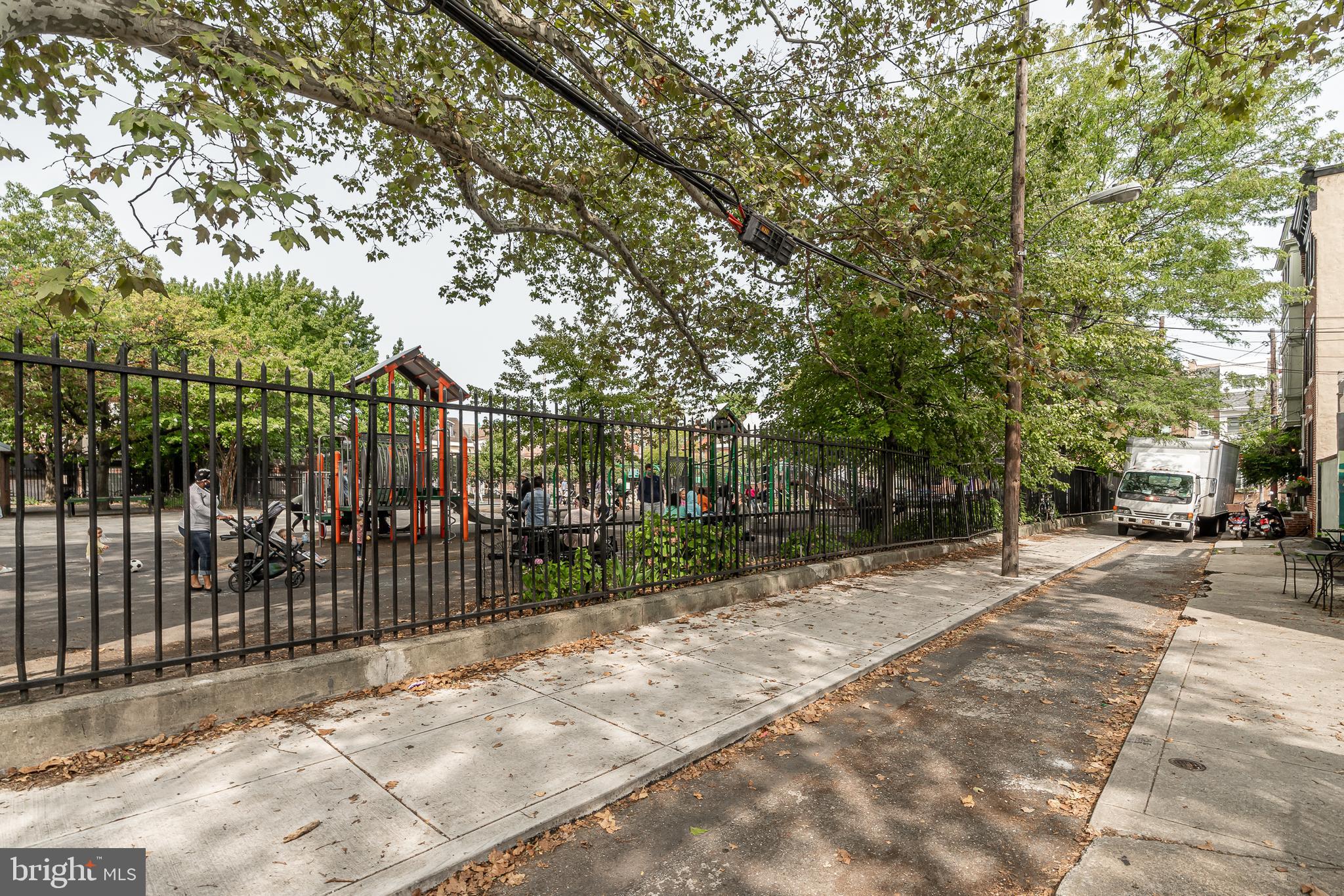 QUEEN VILLAGE - Residential
