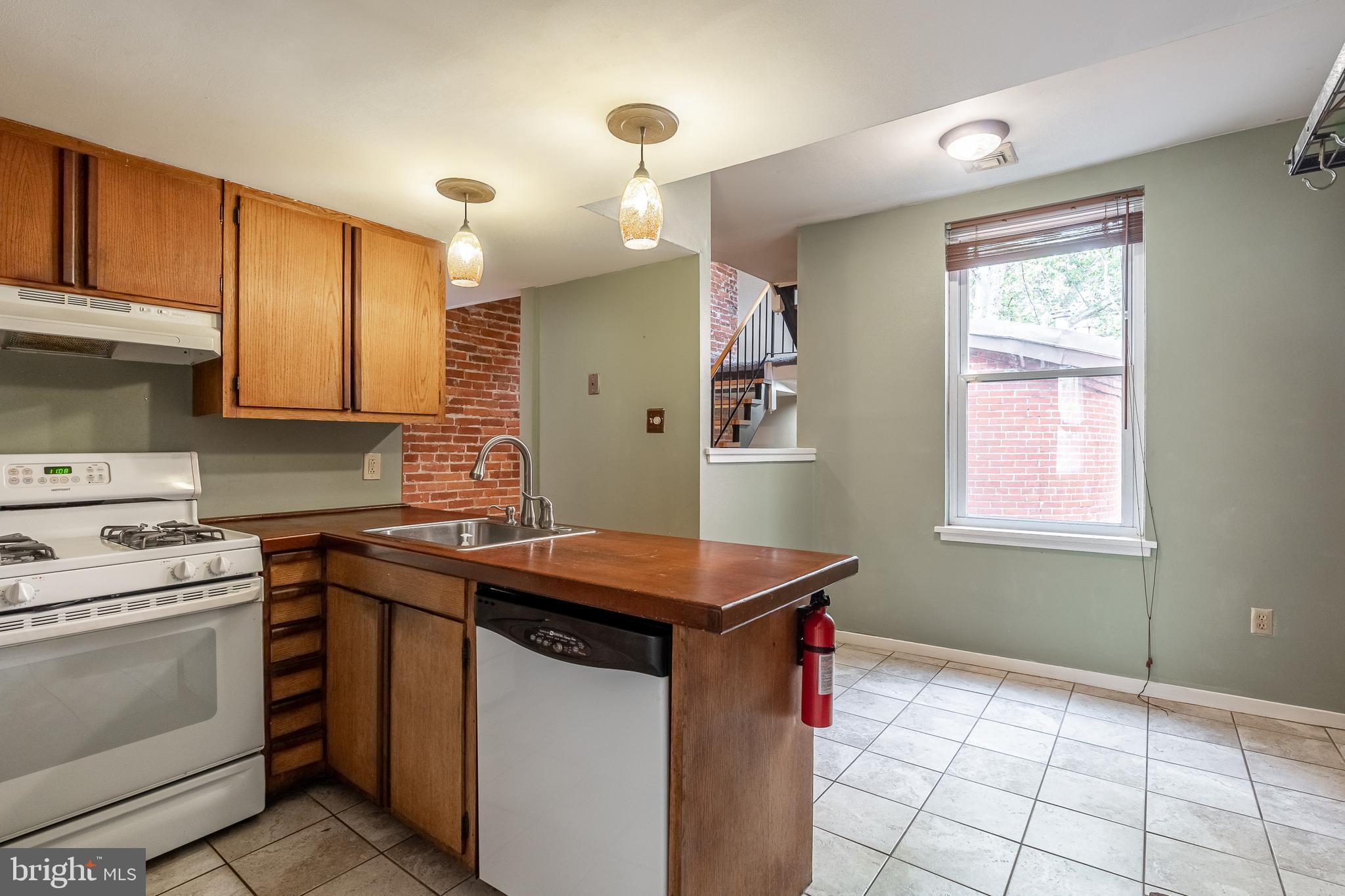 QUEEN VILLAGE - Residential