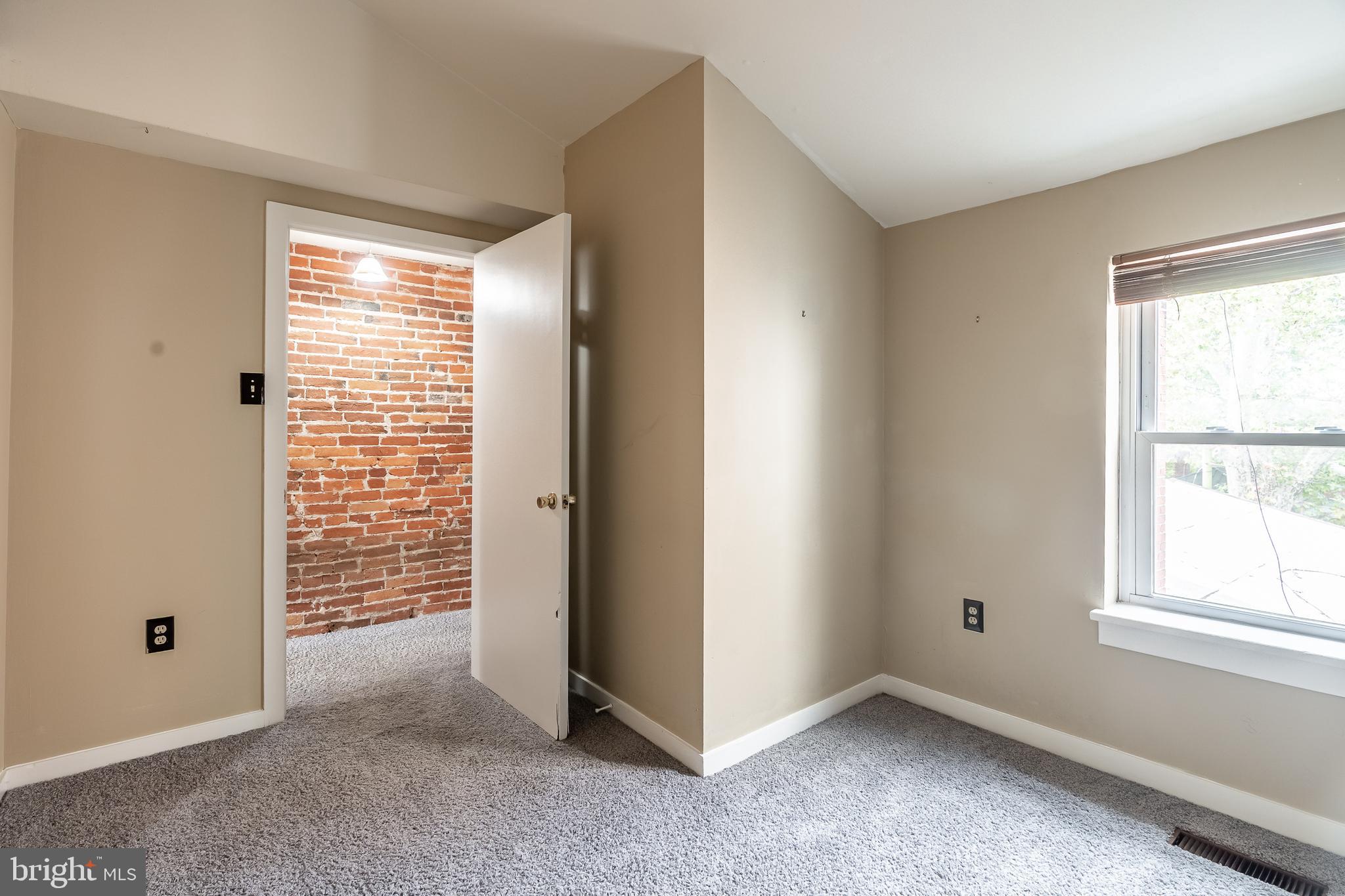 QUEEN VILLAGE - Residential