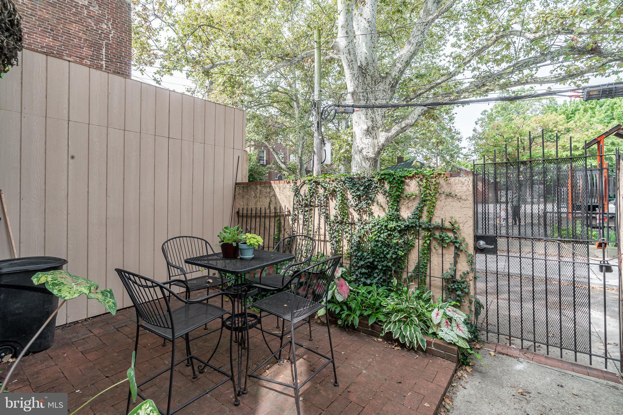 QUEEN VILLAGE - Residential