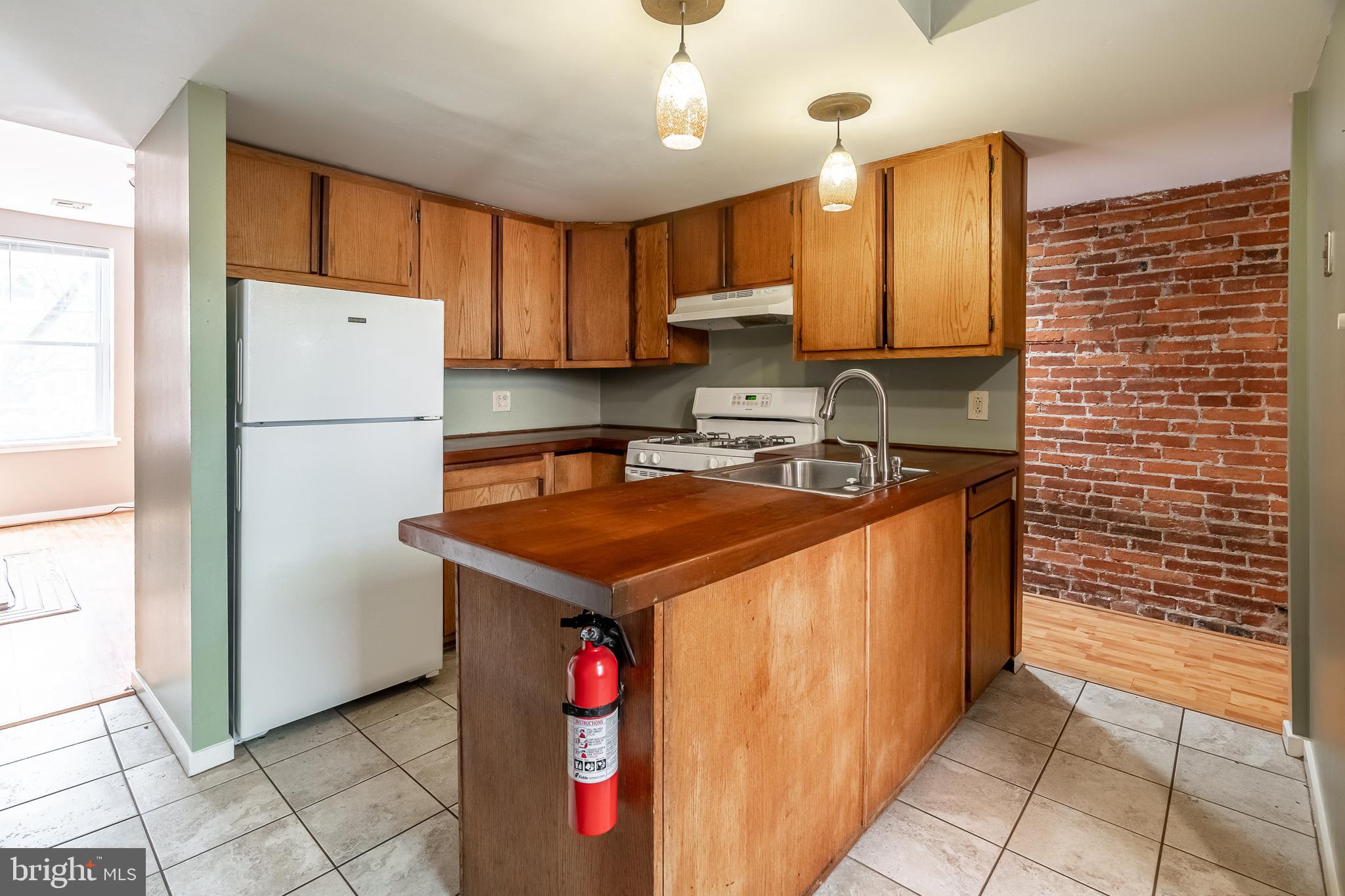 QUEEN VILLAGE - Residential