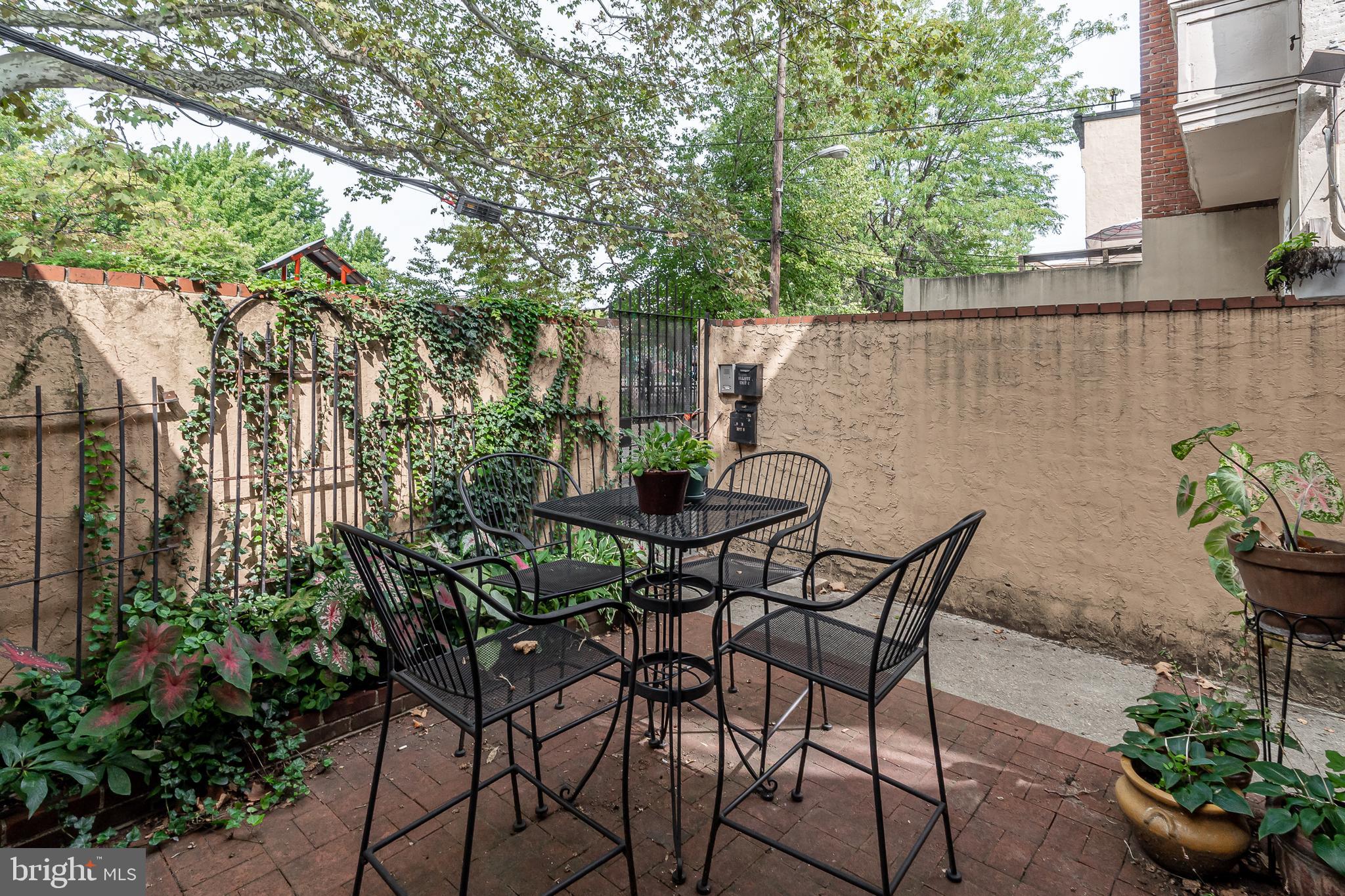 QUEEN VILLAGE - Residential