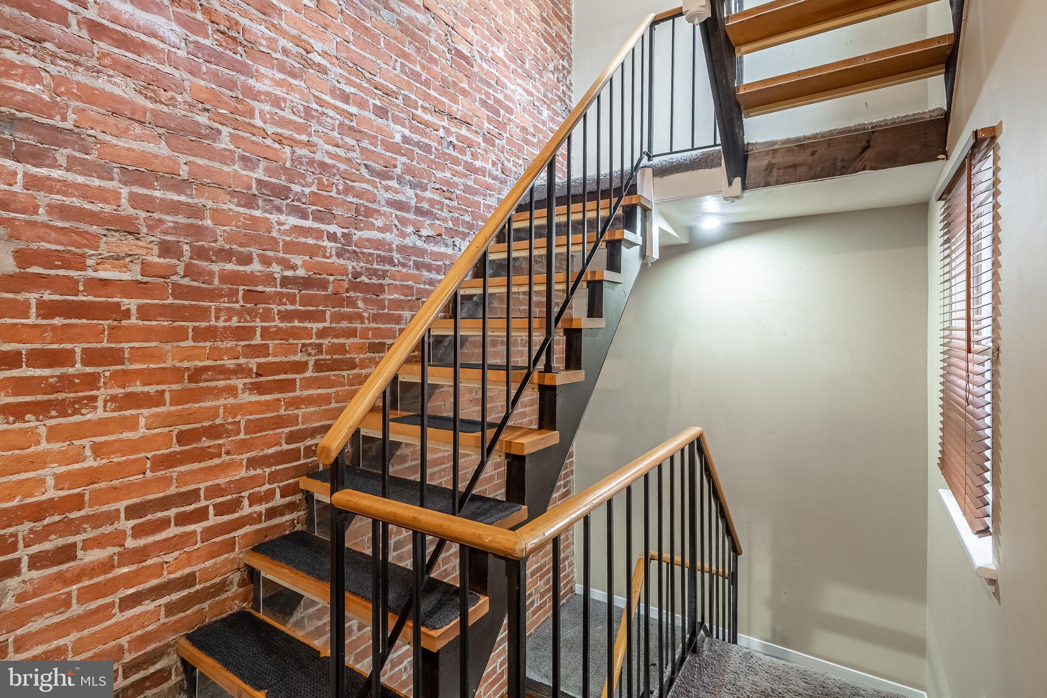 QUEEN VILLAGE - Residential