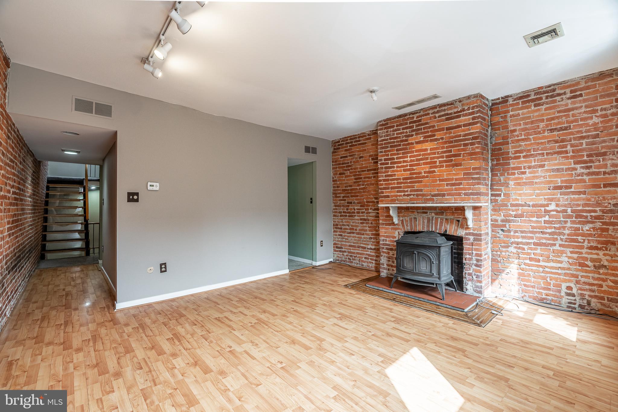 QUEEN VILLAGE - Residential