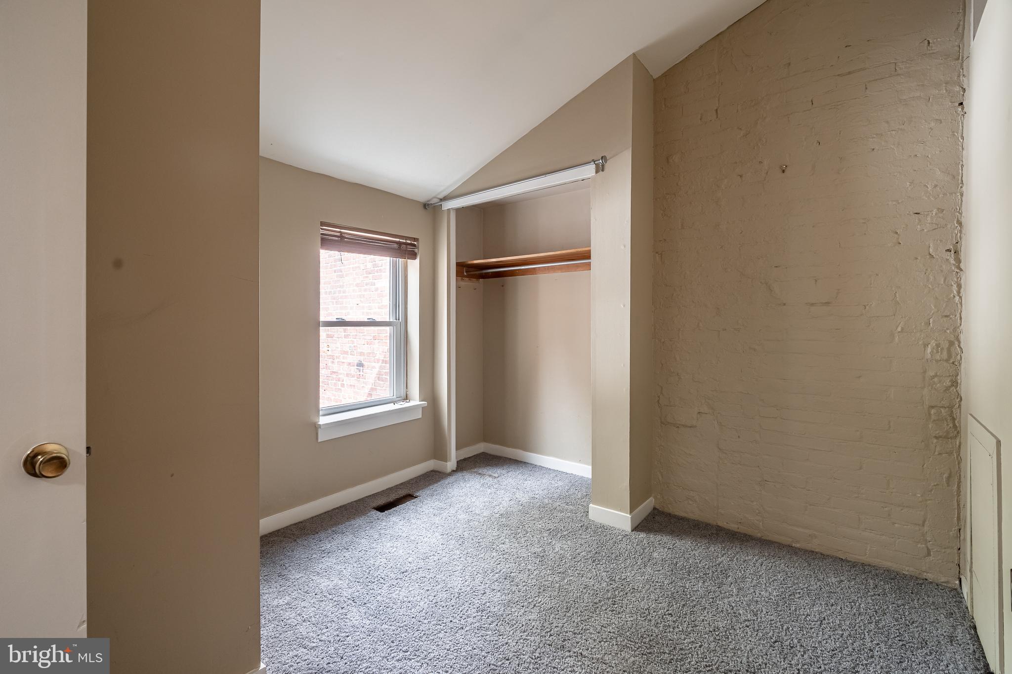 QUEEN VILLAGE - Residential