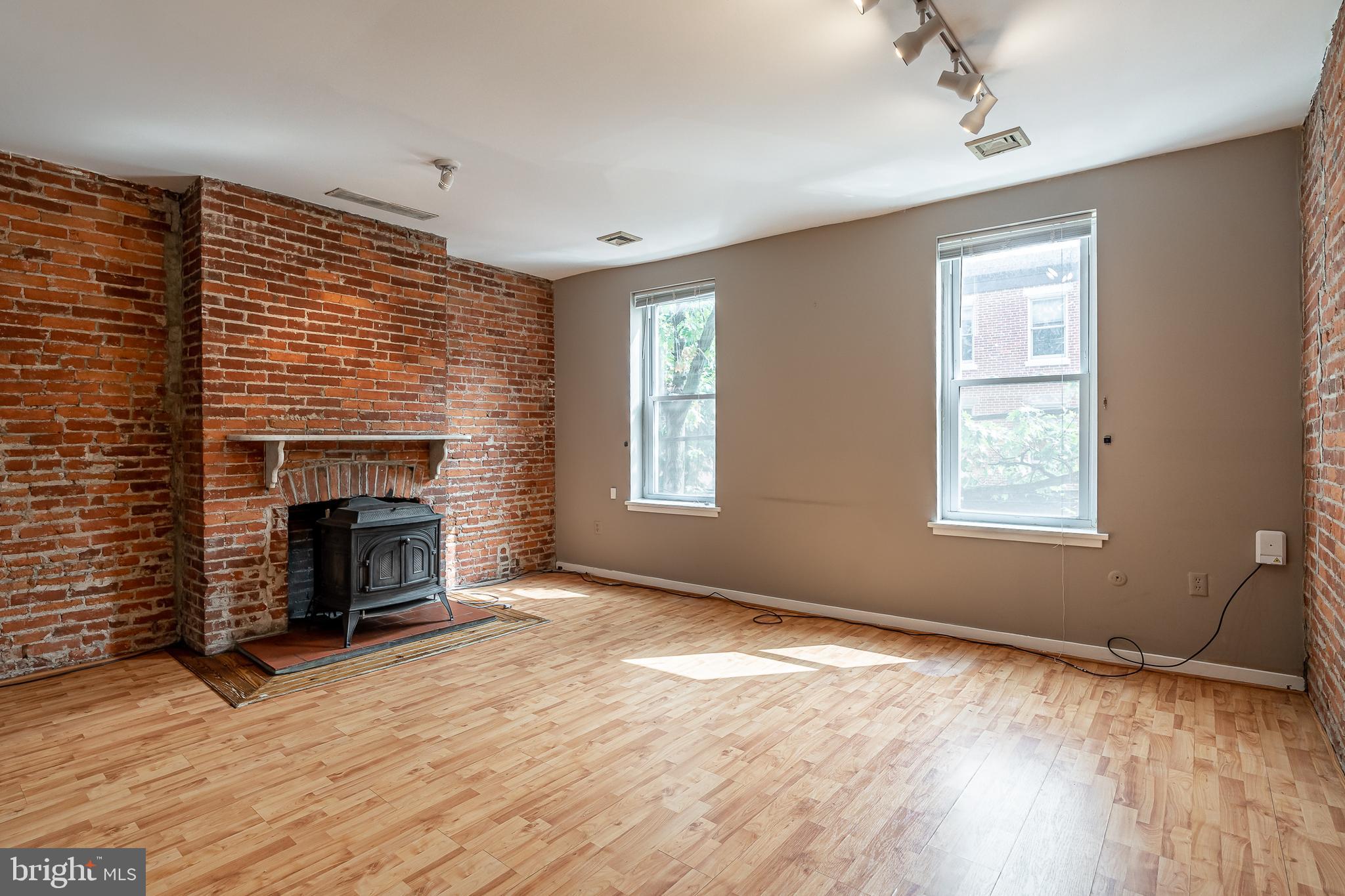 QUEEN VILLAGE - Residential