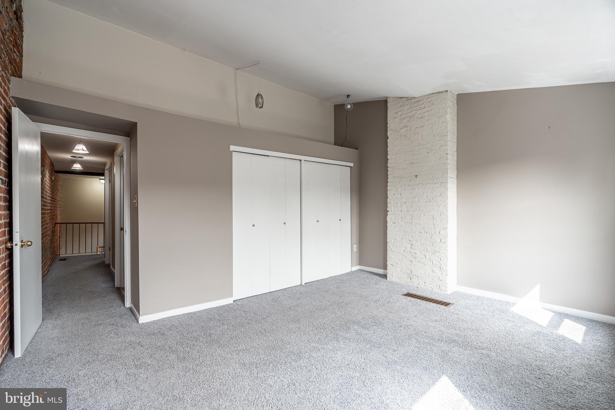 QUEEN VILLAGE - Residential