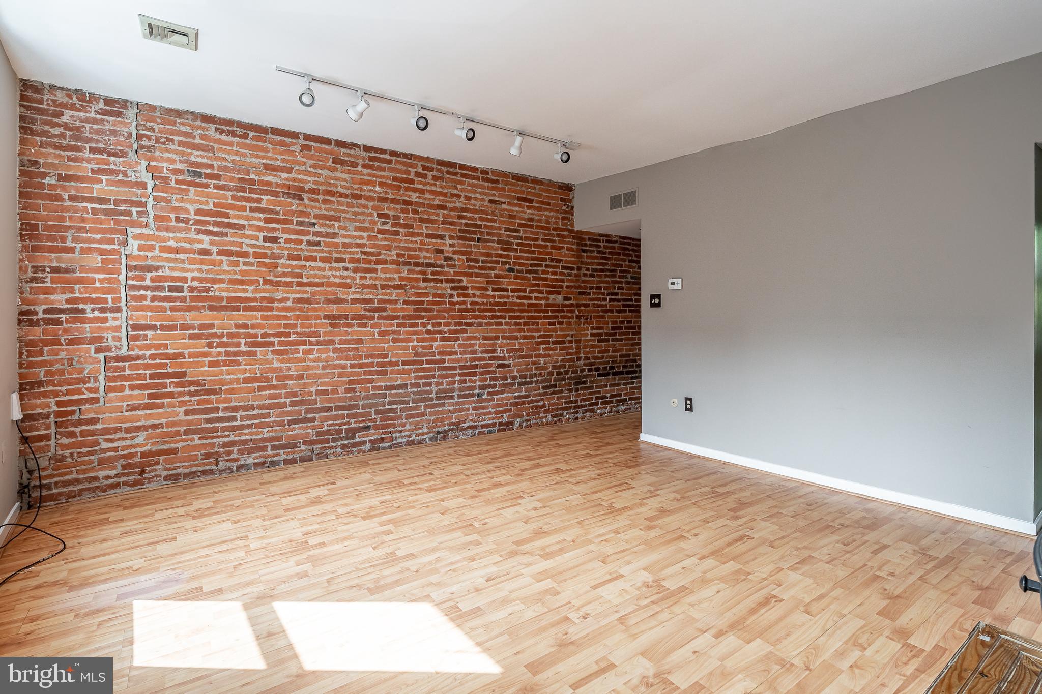 QUEEN VILLAGE - Residential