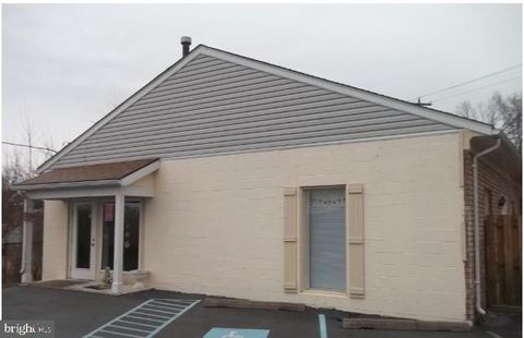 Photo of 606 Massanutten Ave, FRONT ROYAL, VA 22630 (MLS # VAWR2013112)