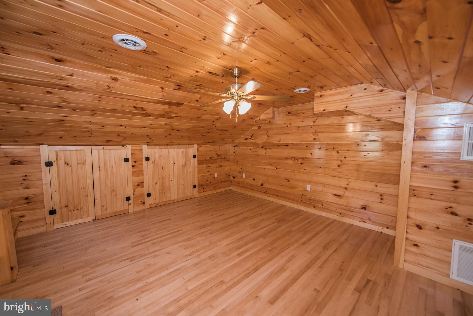 COLONIAL VILLAGE - Residential