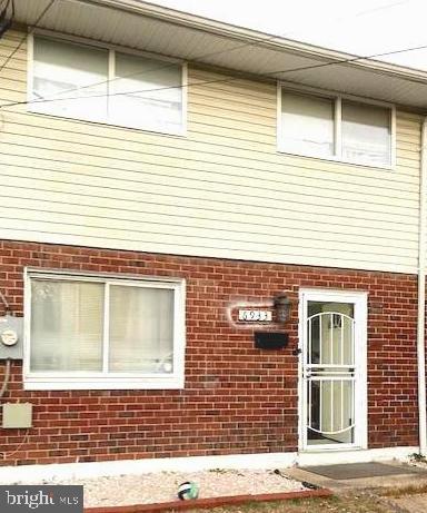 Beautifully townhome move-in ready, features hardwood floors throughout, granite countertops, stainless steel appliances. Newer A/C, hot water heater and electric as well. Separate cozy den in the main floor viewing the backyard ideal for your kids playdate. Upstairs you have three bedrooms and a full bathroom. Best property on the market in Kent Village. Schedule your showing today.