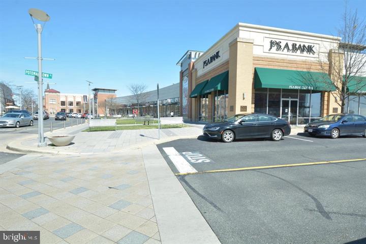 POTOMAC POINTE CONDOMINI - Residential Lease