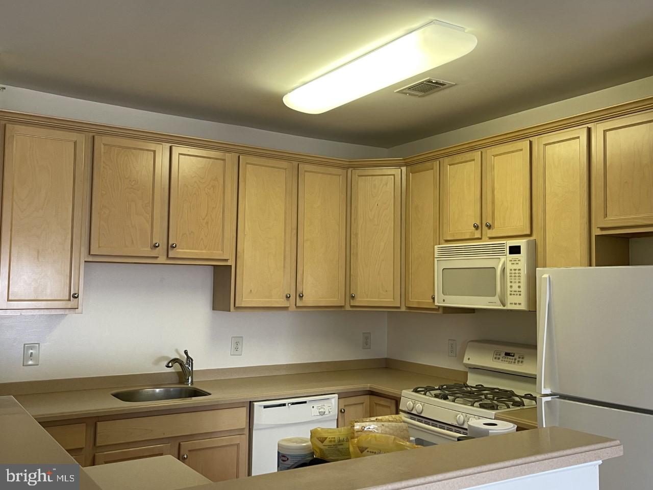 POTOMAC POINTE CONDOMINI - Residential Lease