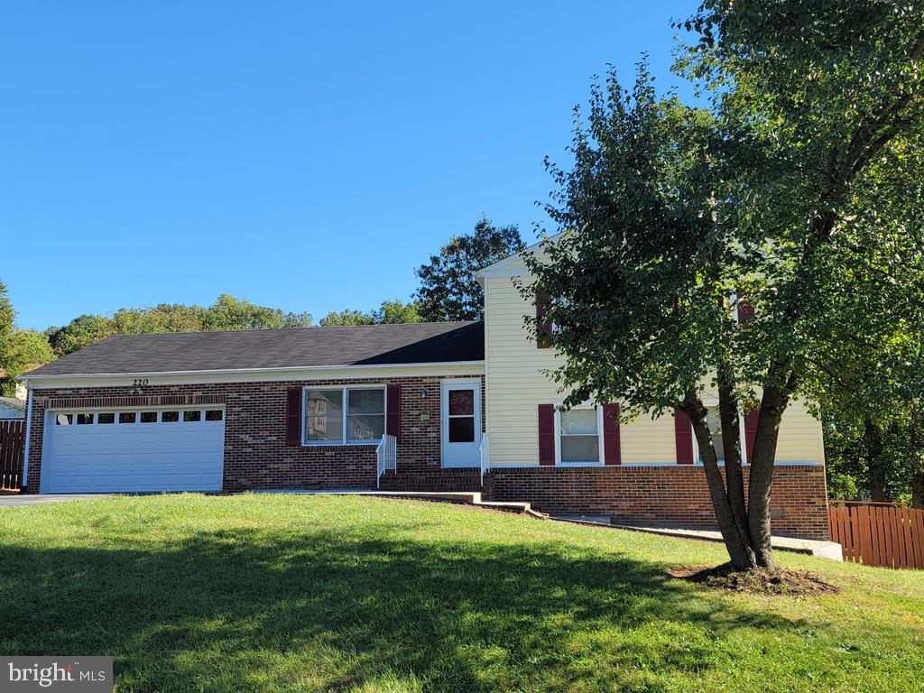 220 TANGLEWOOD LANE