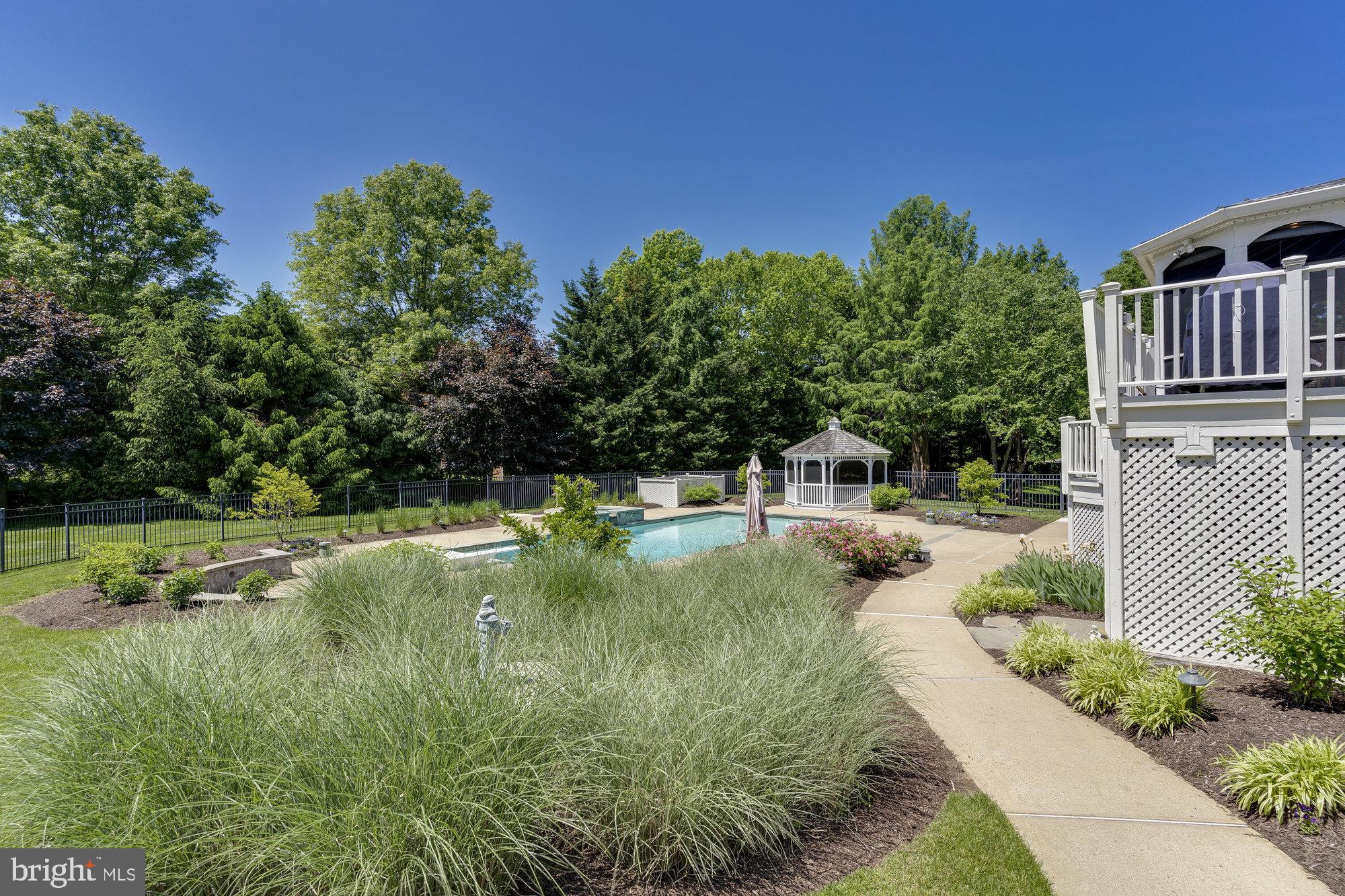 HUNTING HILLS - Residential