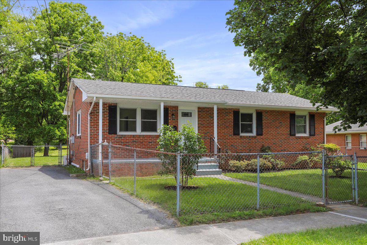 12 MONTAGUE CIRCLE