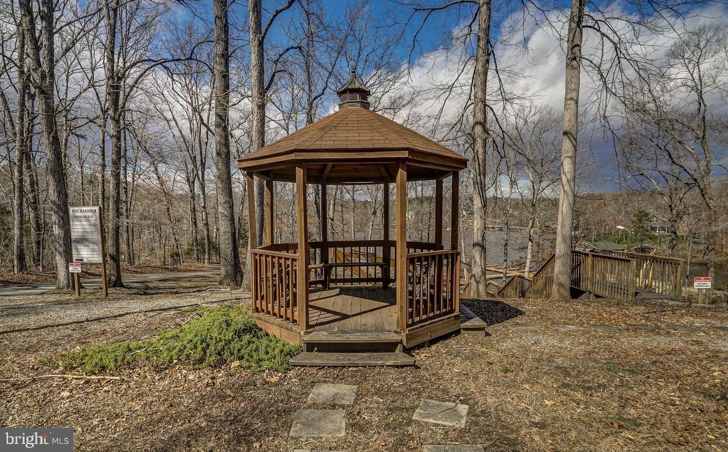 PINE HARBOUR - Residential