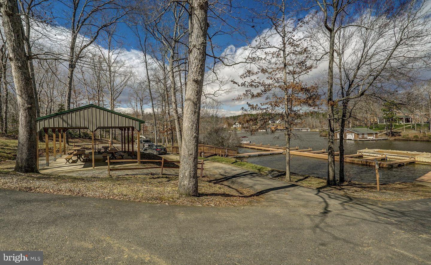 PINE HARBOUR - Residential