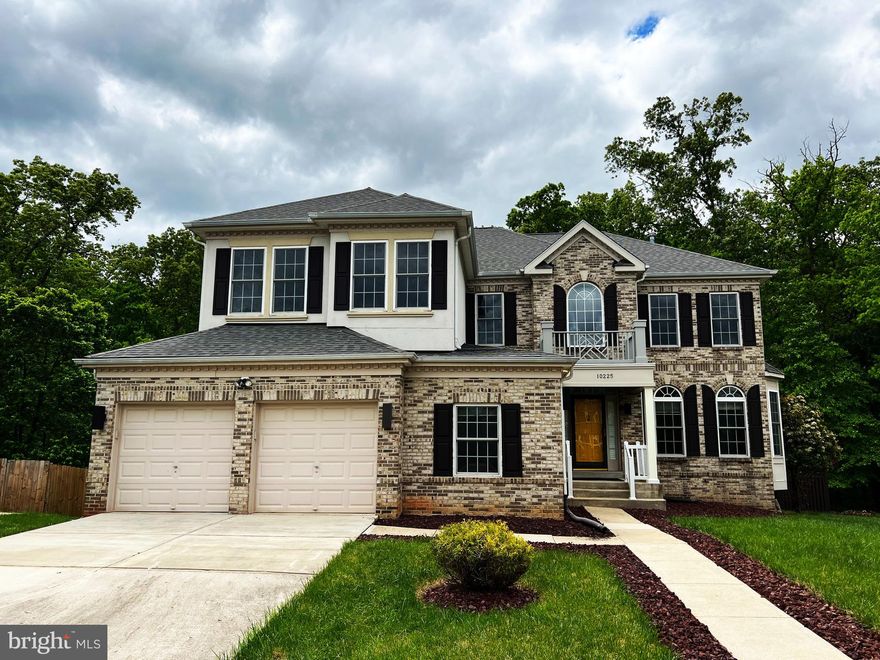 Premium Lot backing to trees on a Cul-de-Sac .  Rarely available model home in sought after Glenn Estates with multi fascia front elevation. Stunning updates and features throughout.  You won't want to miss it !