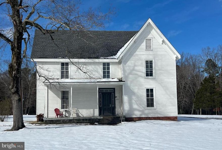 Fresh one bedroom, one bath walk up apartment located in beautiful, quaint, walk-able Town of Bowling Green.  This historic boarding house has been renovated to accommodate 4 separate units.  Centrally located between Richmond and Fredericksburg with easy access to Interstate 301 and 95.  Minutes from downtown Bowling Green.   Apply today!