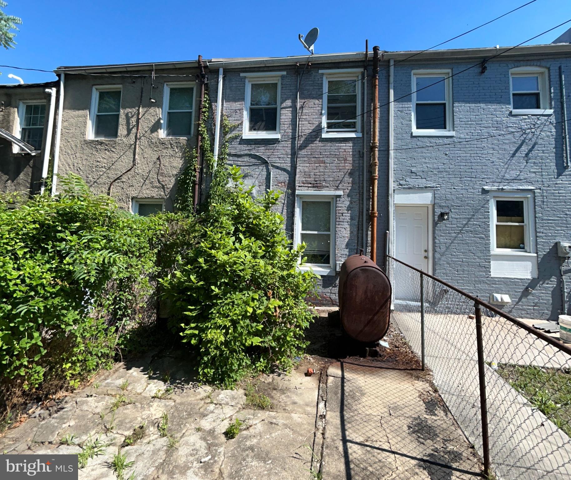 2123 W LEXINGTON STREET