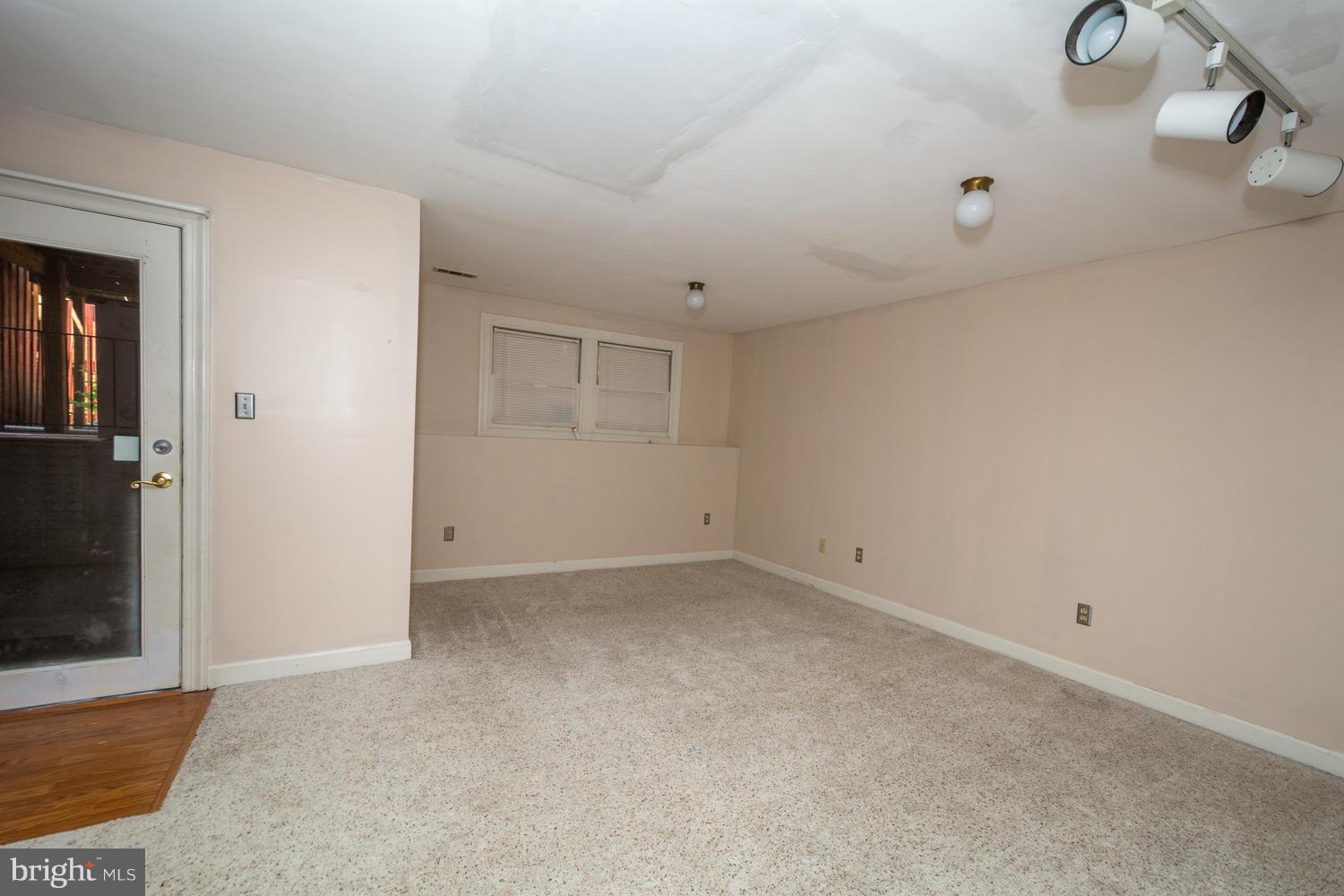 SEVEN OAKS - Residential Lease