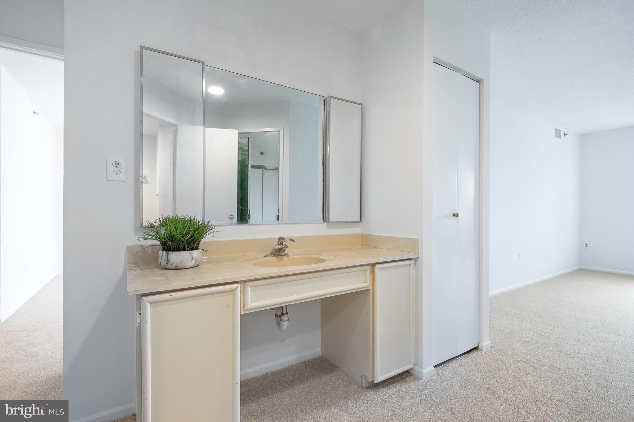 LEISURE WORLD - Residential