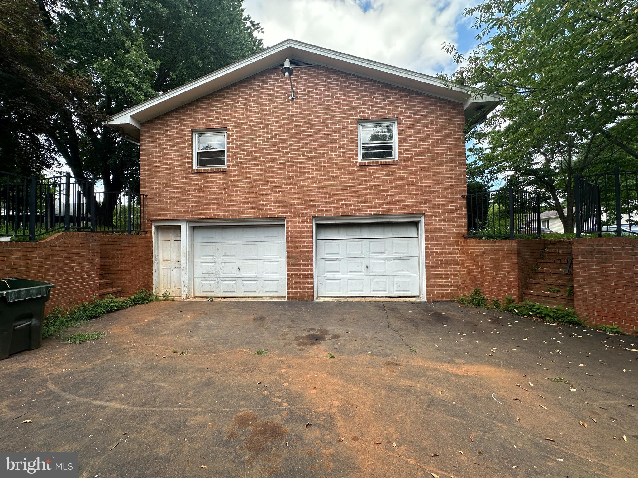 880 HILLTOP DRIVE