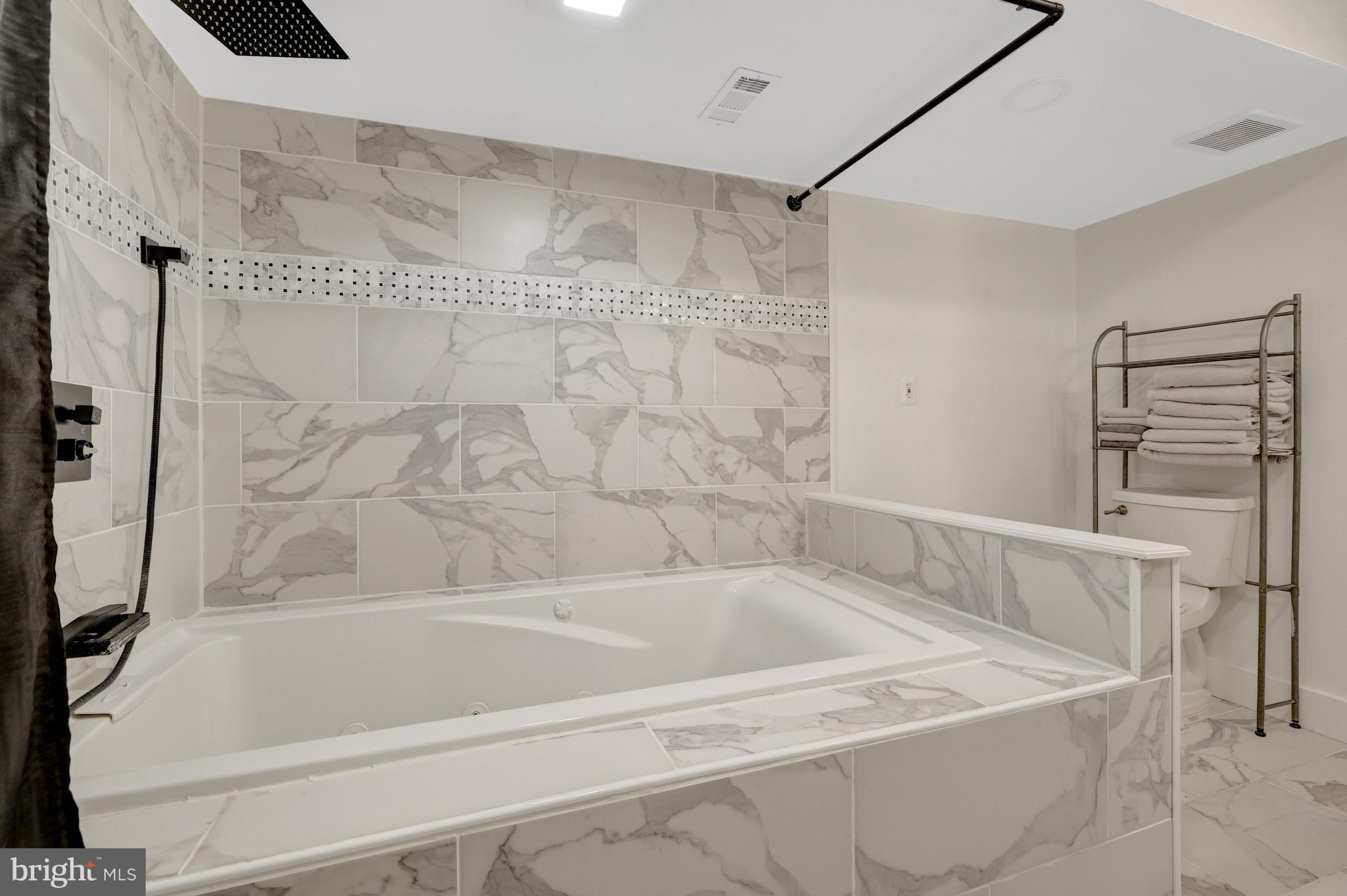 HOLLY KNOLL - Residential