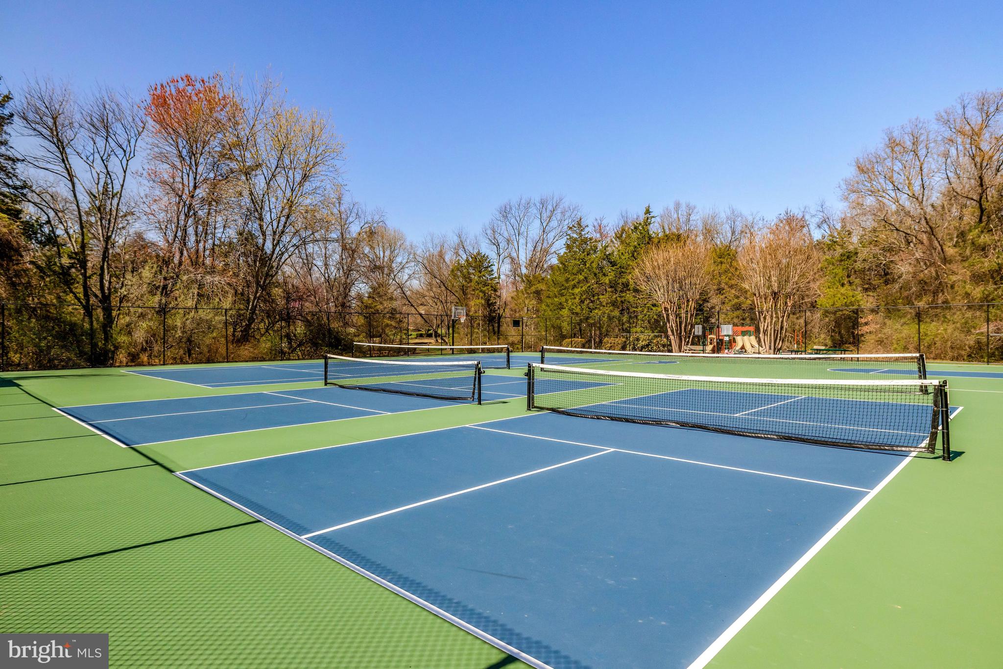 HOLLY KNOLL - Residential