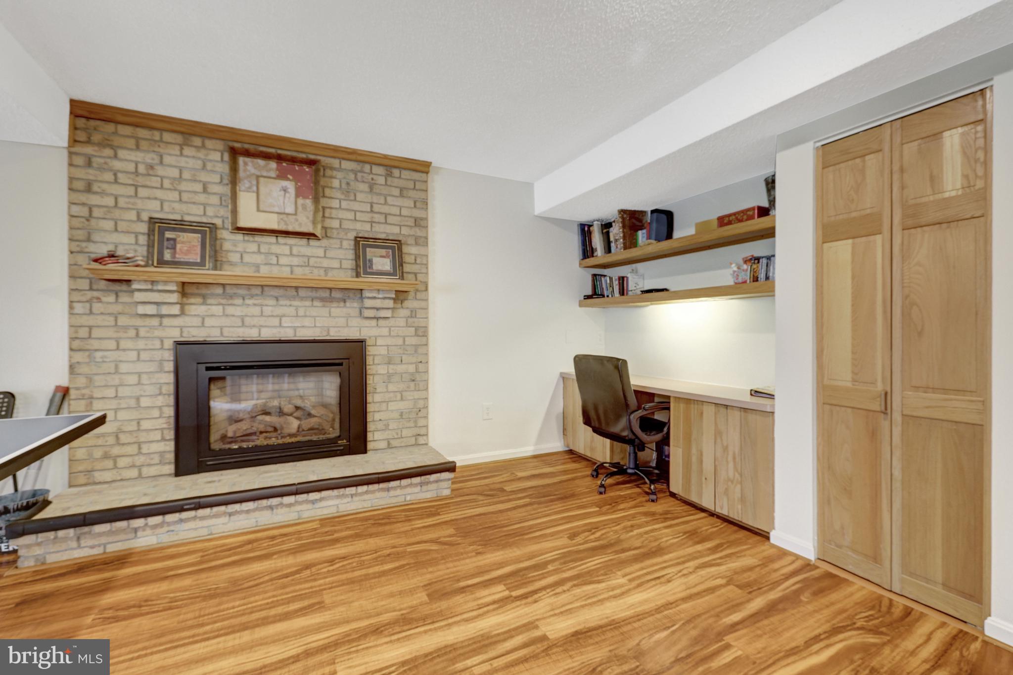 HOLLY KNOLL - Residential