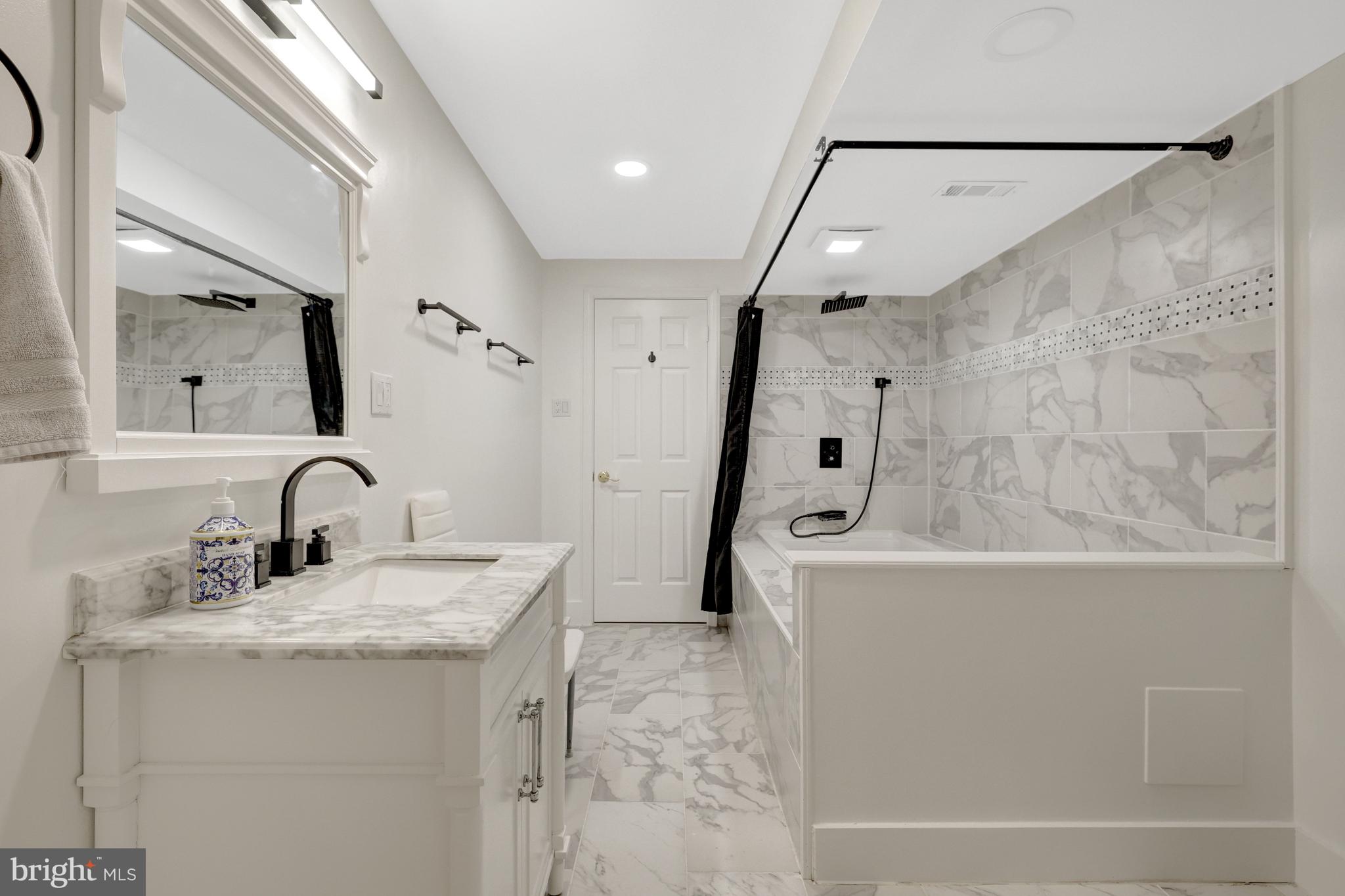 HOLLY KNOLL - Residential