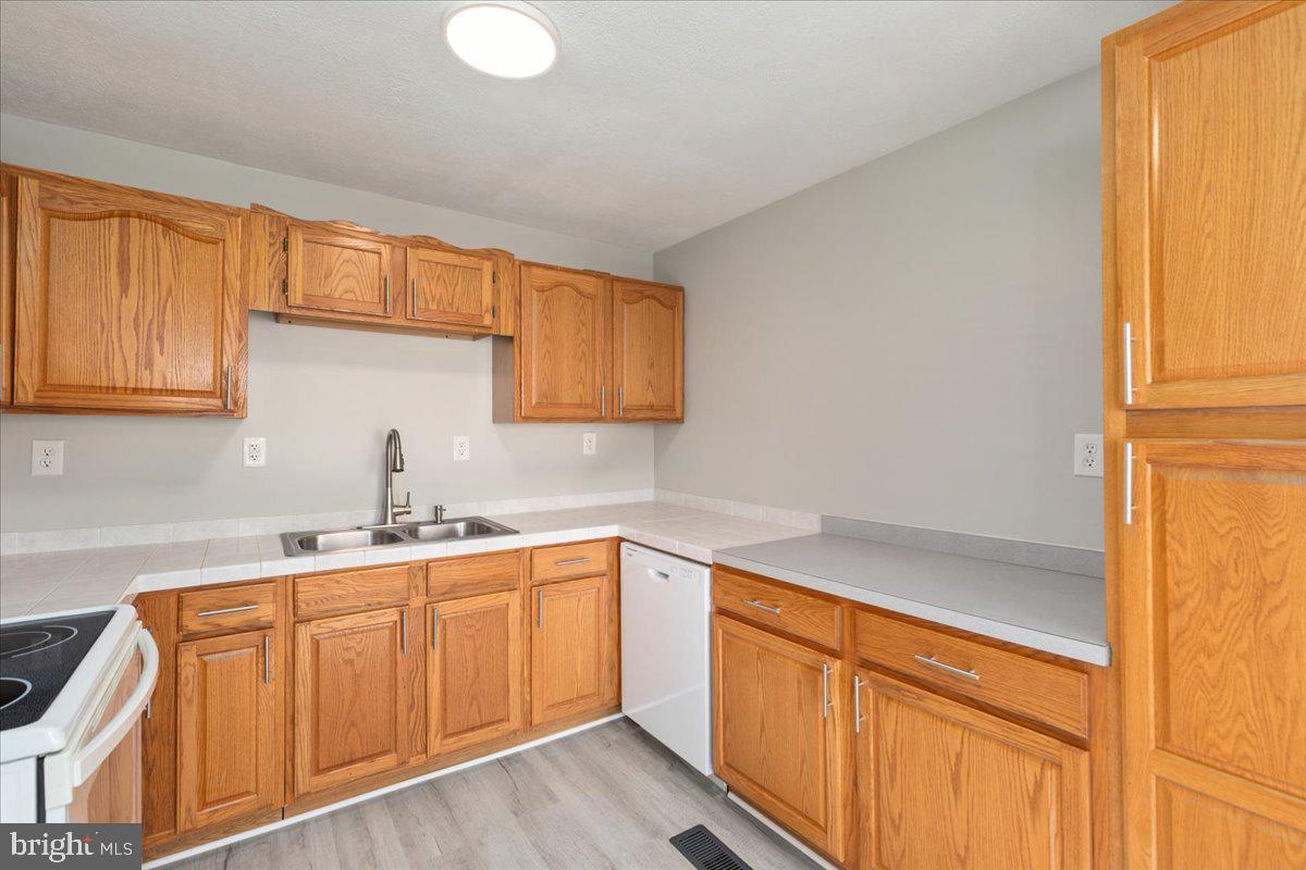 NORTH RIVER TOWN - Residential Lease