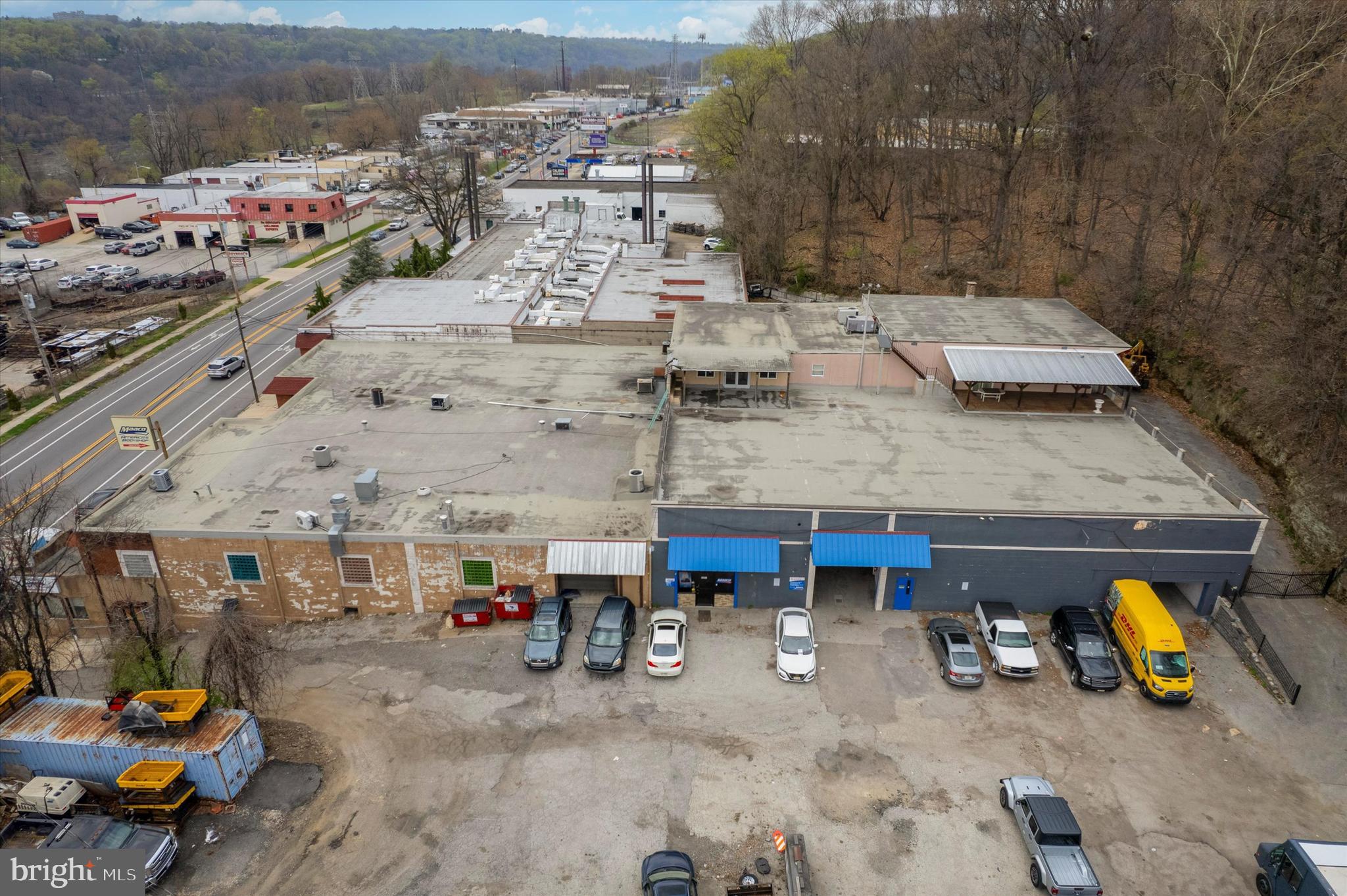 Main image without alt text