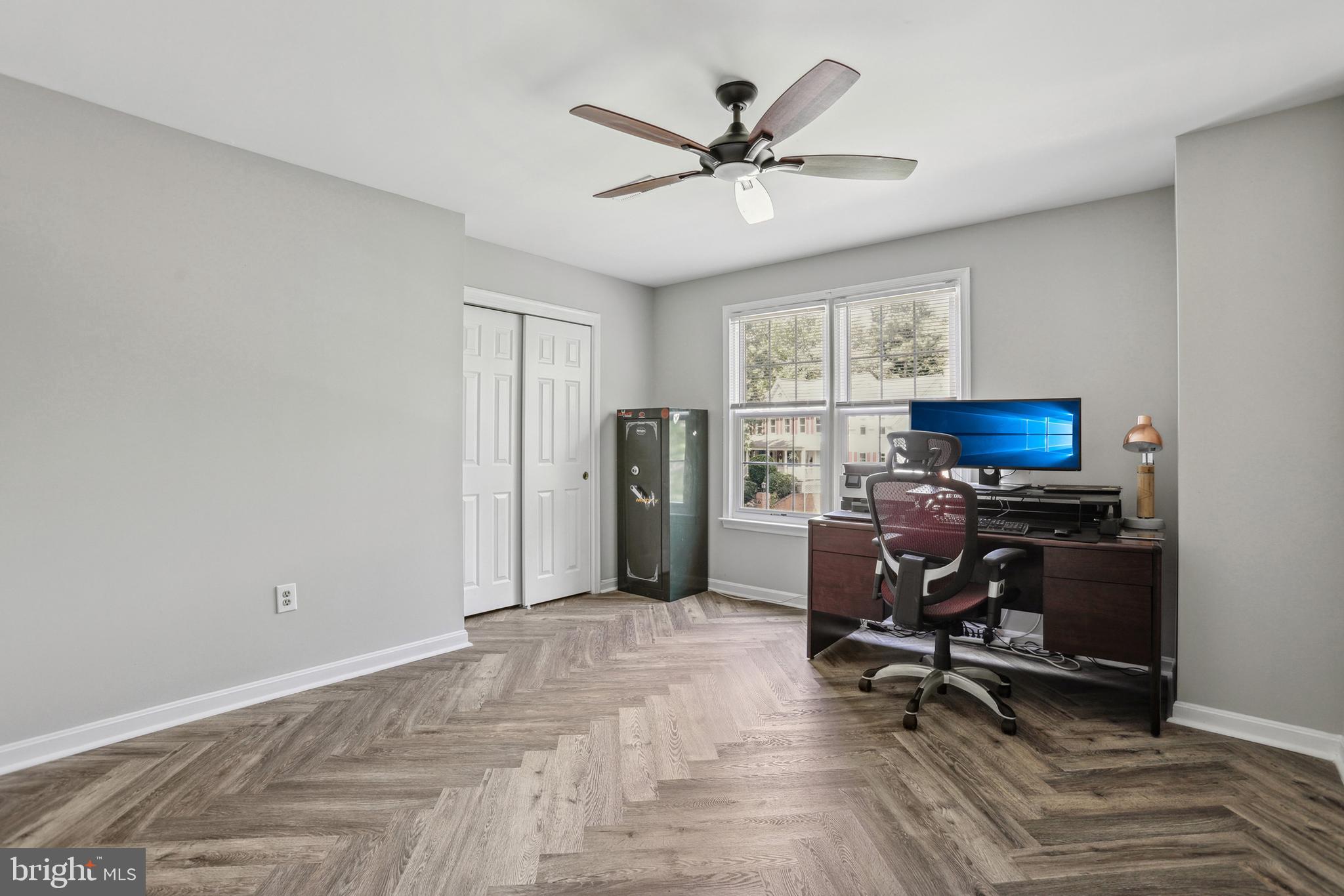 CRYSTAL LAKE - Residential