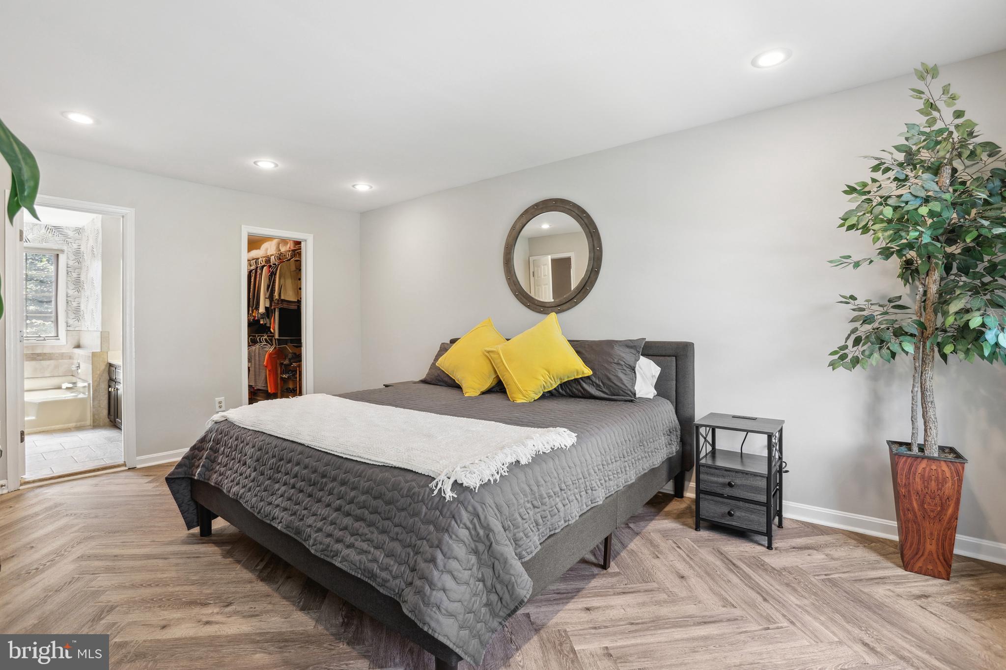 CRYSTAL LAKE - Residential