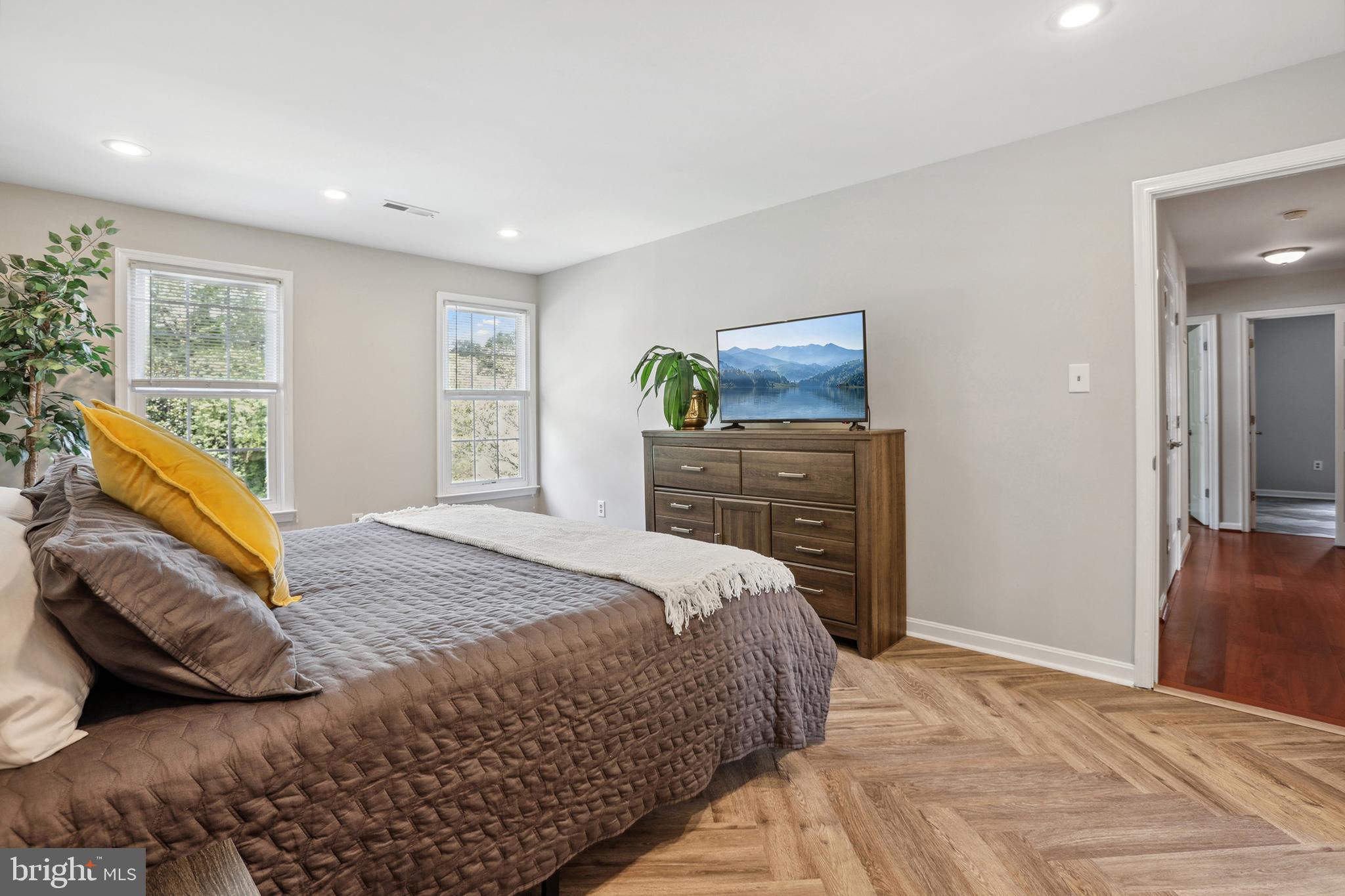 CRYSTAL LAKE - Residential