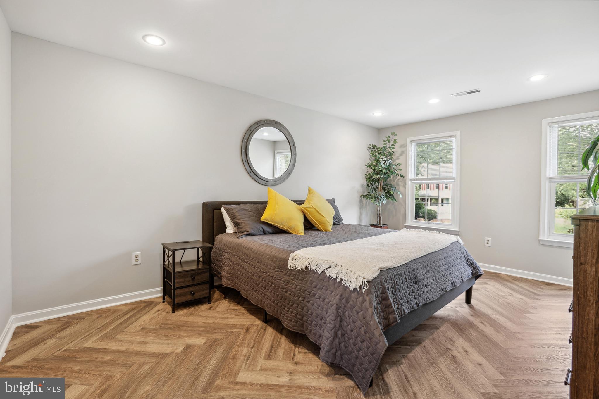 CRYSTAL LAKE - Residential