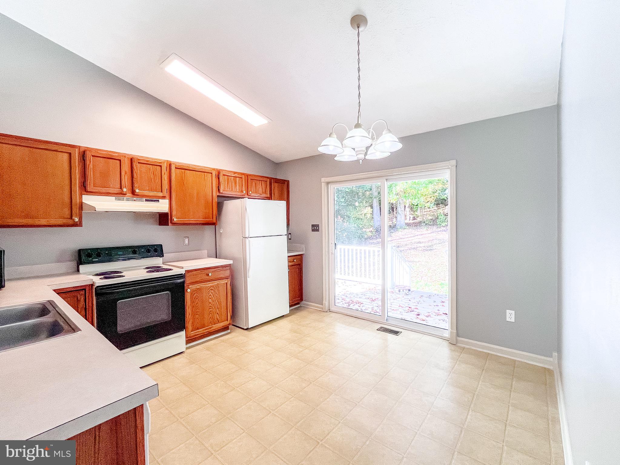 LAKE CAROLINE - Residential Lease