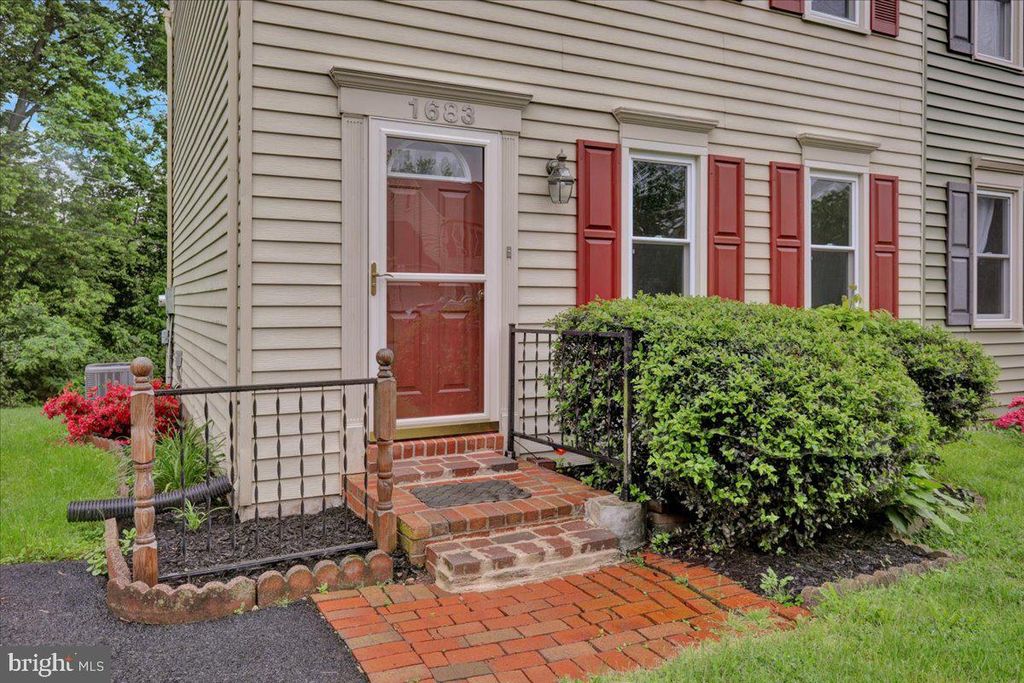 Photo of 1683 Chadwick Circle, Lancaster, PA 17603 (MLS # PALA2050992)