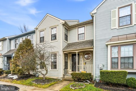 Townhouse For Sale - 11 Claret Court<br/> MARLTON, NJ 08053
