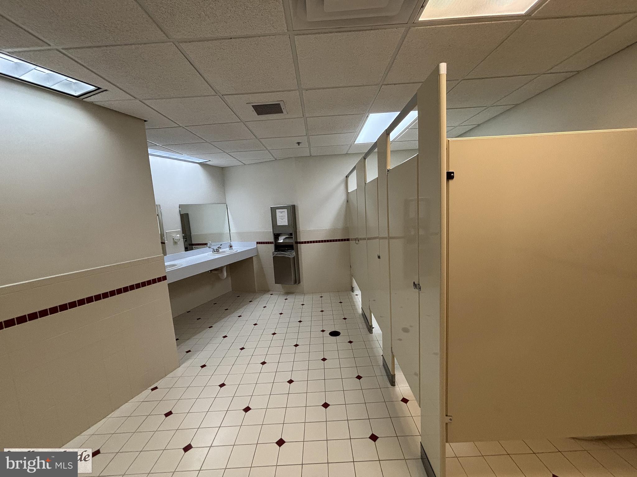 WILLOW SHADE - Commercial Lease