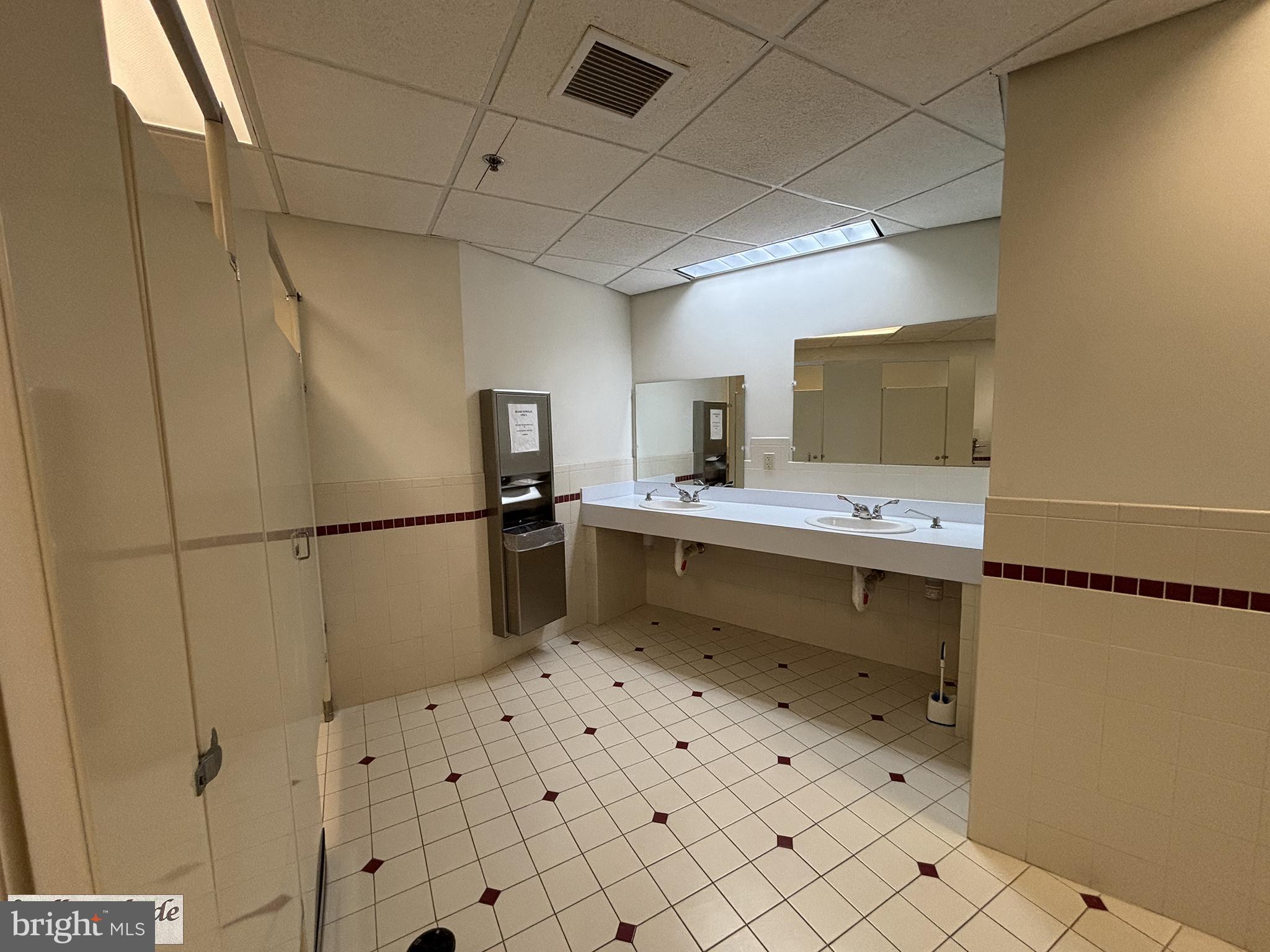 WILLOW SHADE - Commercial Lease