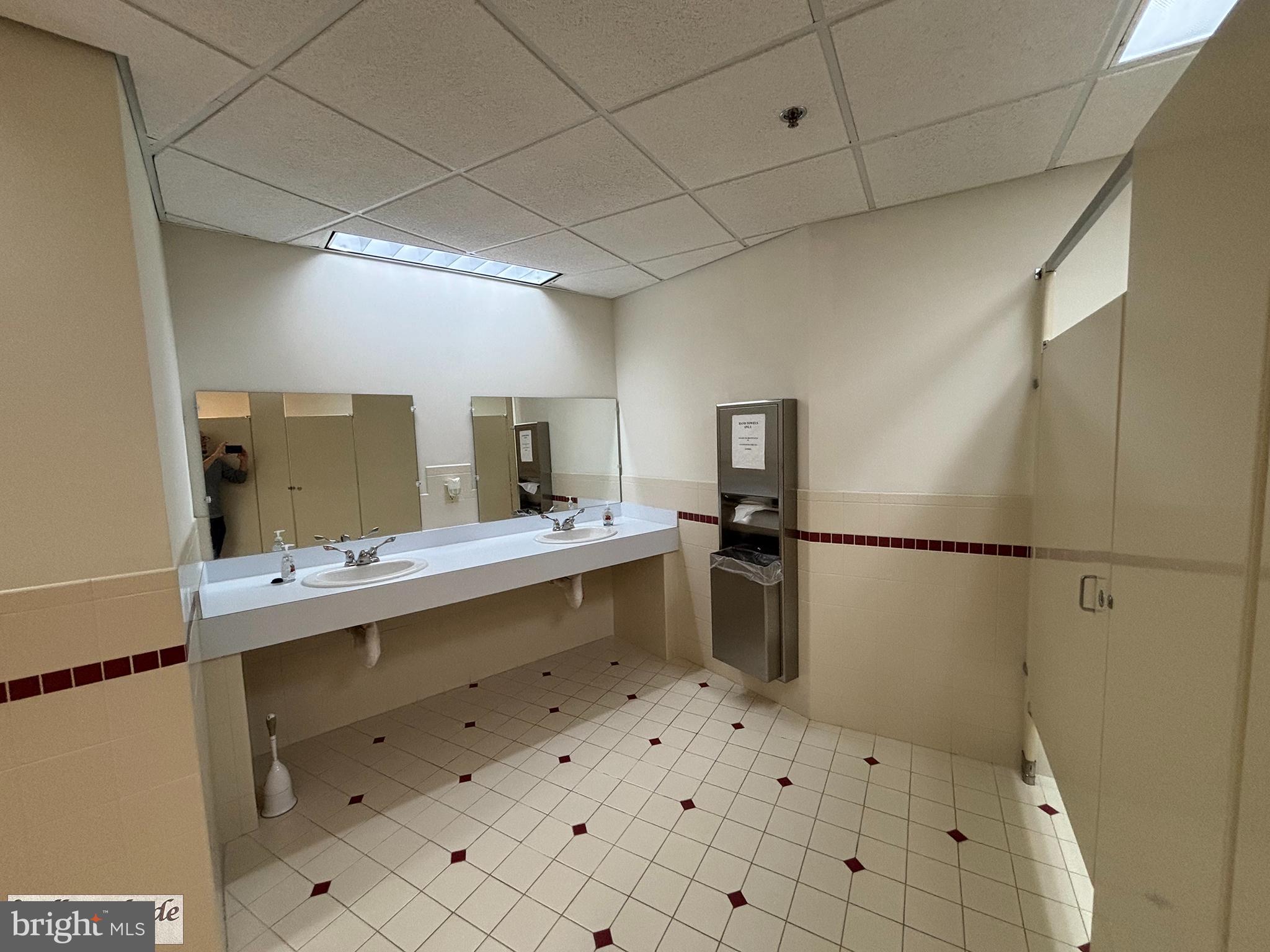 WILLOW SHADE - Commercial Lease