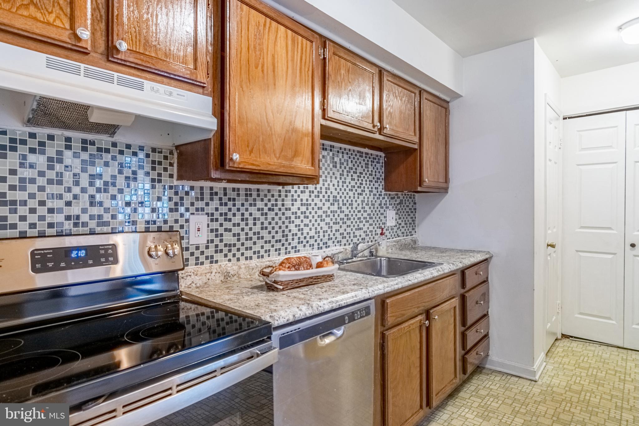 WHISKEY BOTTOM SQUARE - Residential