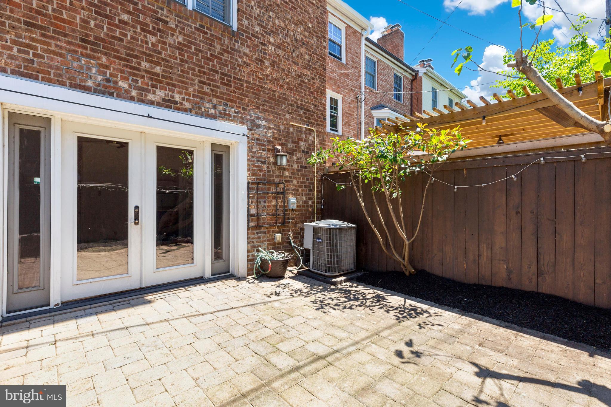 OLD TOWN ALEXANDRIA - Residential Lease