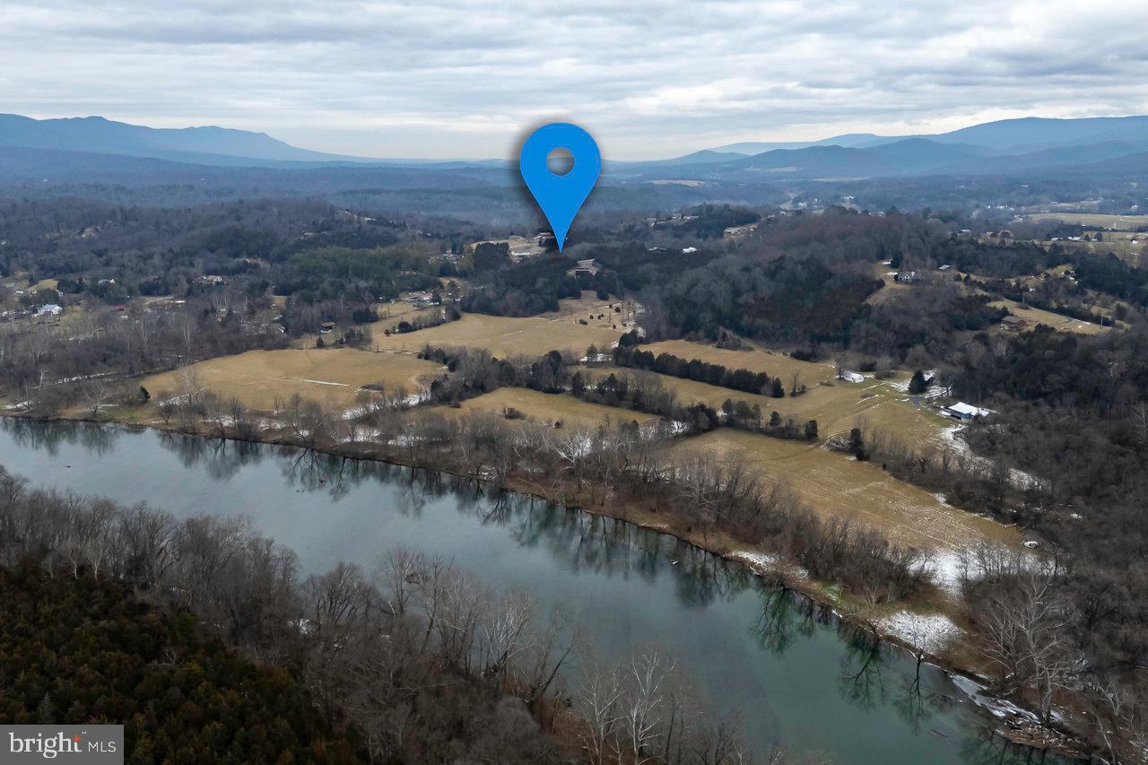 SHENANDOAH RIVER BEND - Land