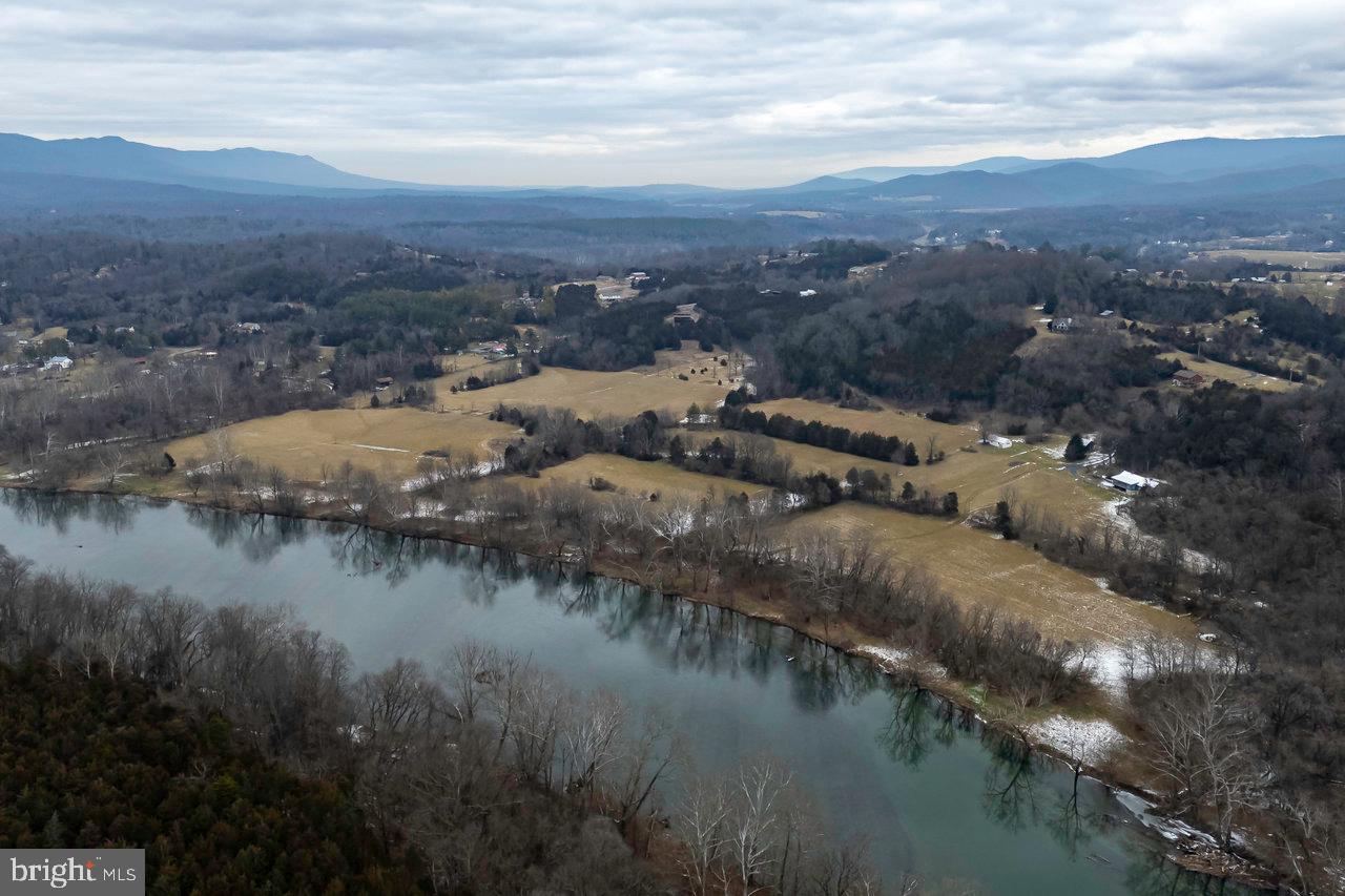 SHENANDOAH RIVER BEND - Land