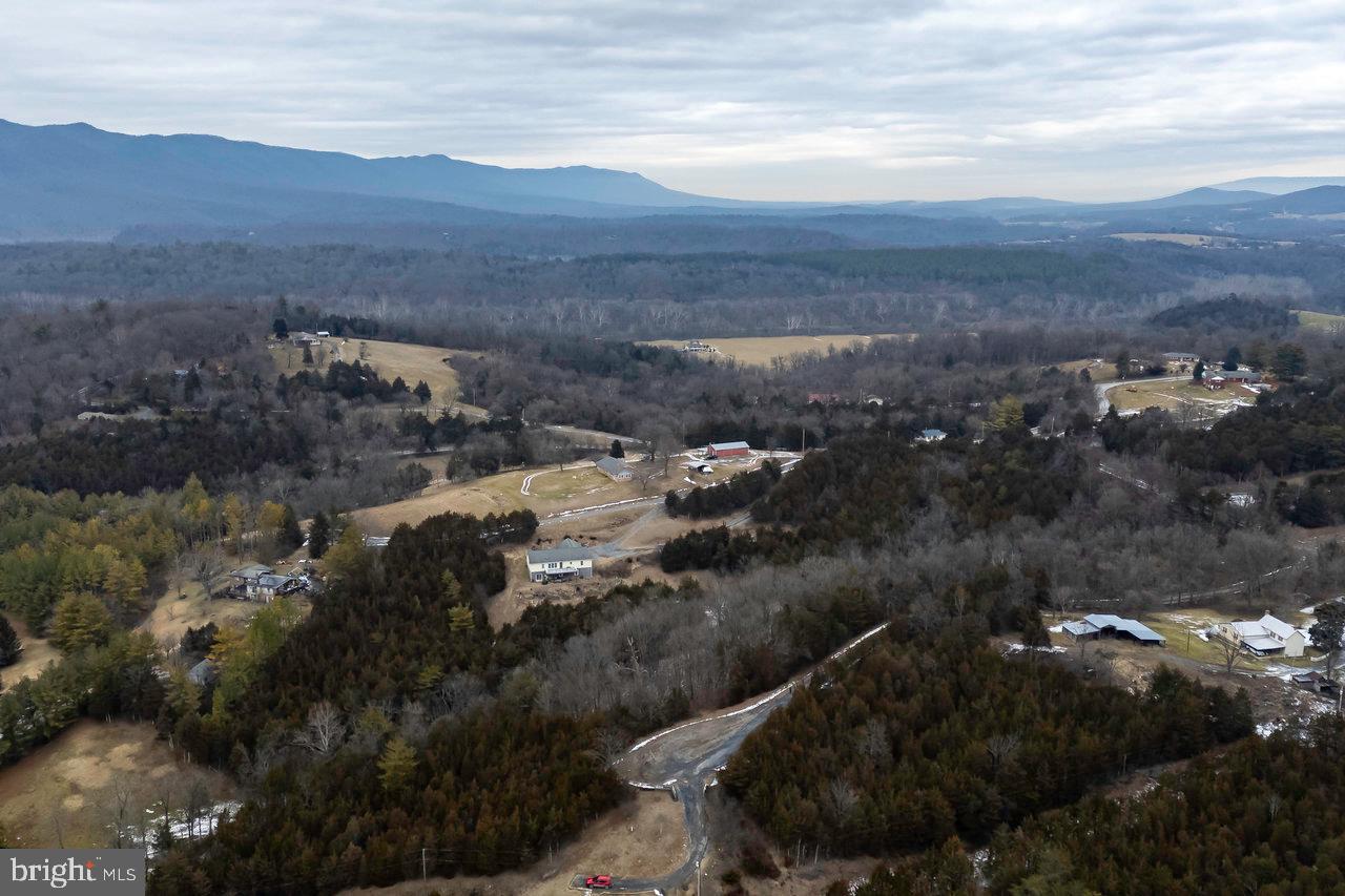 SHENANDOAH RIVER BEND - Land